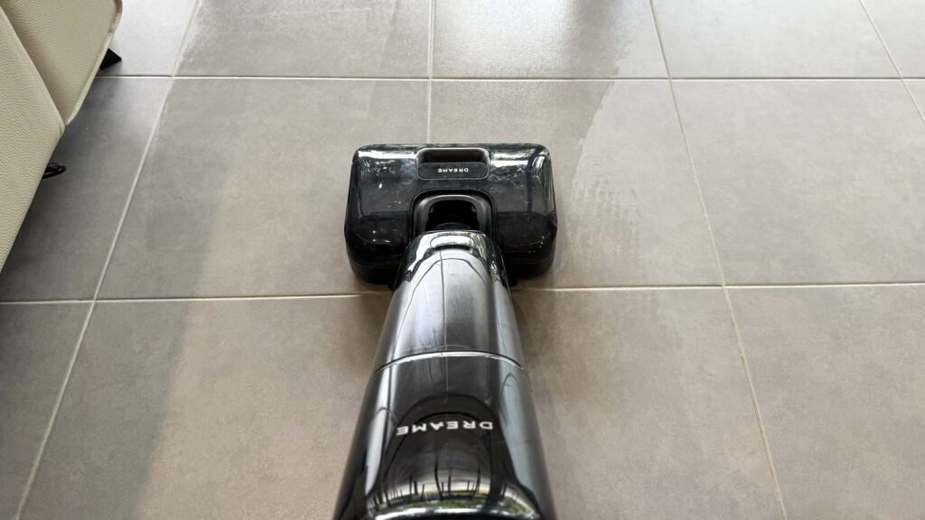 Dreame T12 Pro utilisé pour laver un sol