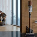 Dreame V30 installé sur son support de charge dans un salon