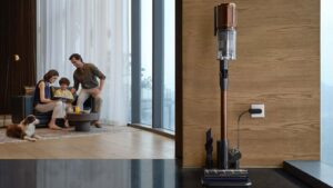 Dreame V30 installé sur son support de charge dans un salon
