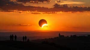 Éclipse solaire partielle visible au coucher du soleil