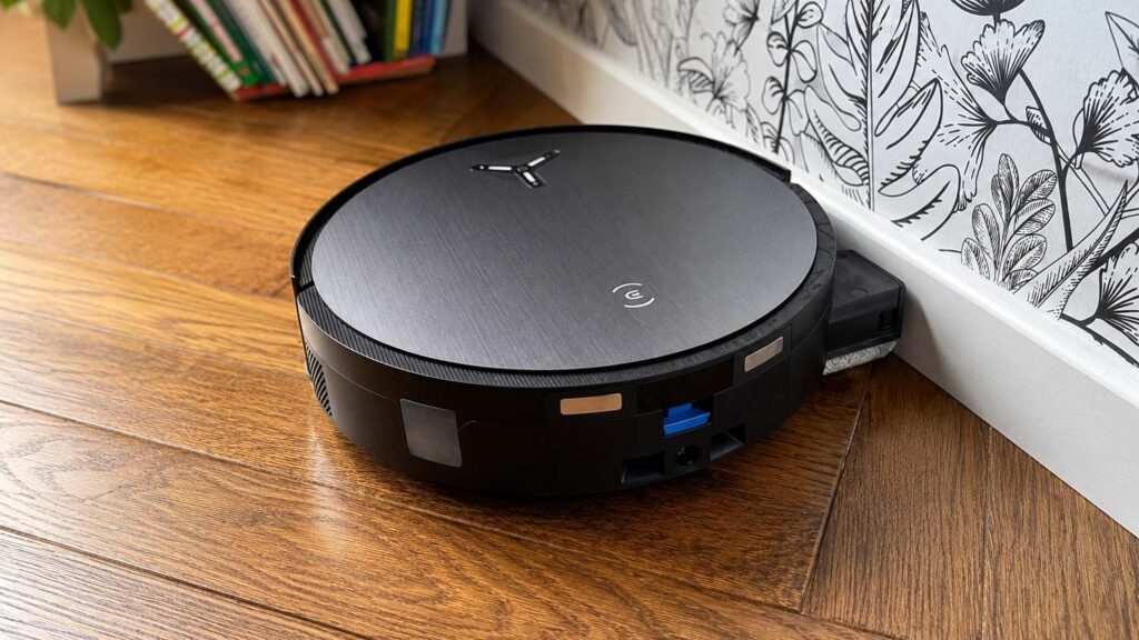 Ecovacs Deebot X11 Omnicyclone en train de laver le sol avec son rouleau déporté au plus près des plinthes