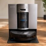 Ecovacs Deebot X11 Omnicyclone dans sa station sans sac PureCyclone