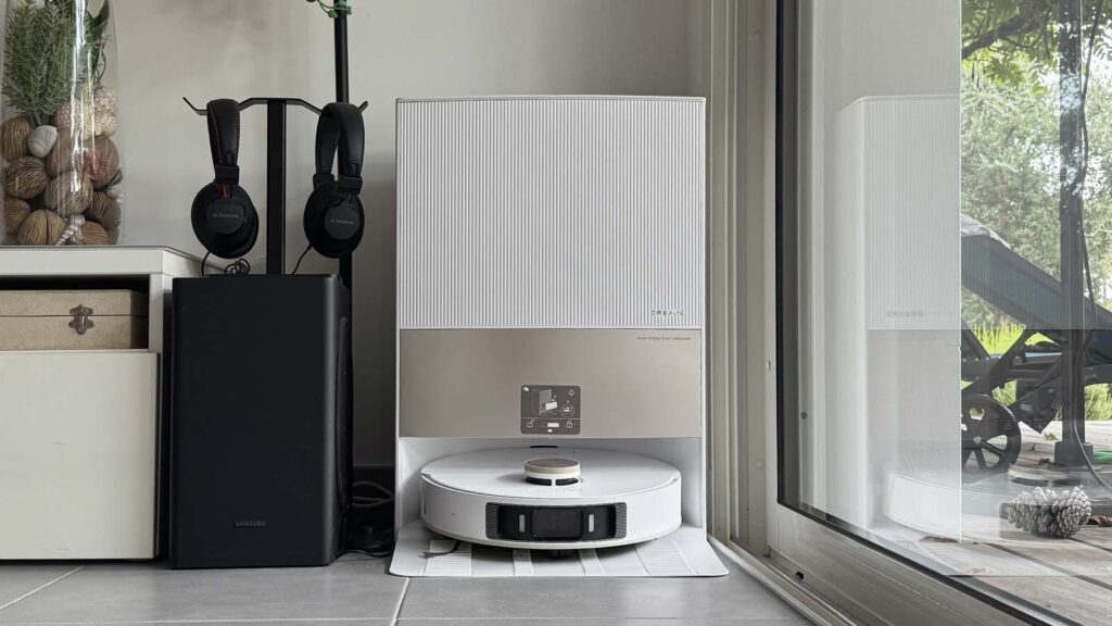 Aspirateur robot dans sa station de vidage
