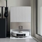 Aspirateur robot dans sa station de vidage