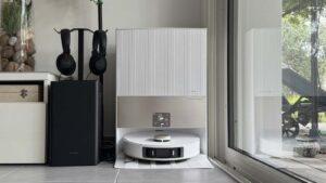 Aspirateur robot dans sa station de vidage