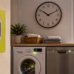 Compteur électrique, lave-linge et horloge pour illustrer les nouveaux horaires des heures creuses.