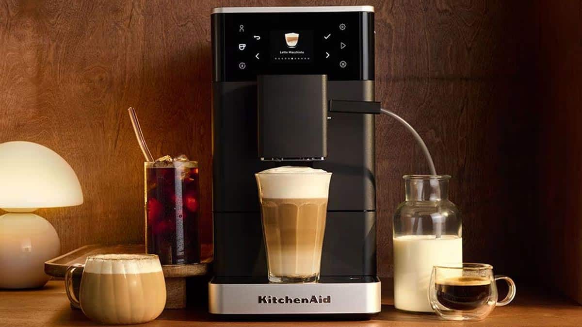 KitchenAid KF3 équipée de sa carafe à lait