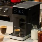 Cafés noirs et boissons lactées préparés avec la KitchenAid KF3