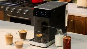 Cafés noirs et boissons lactées préparés avec la KitchenAid KF3