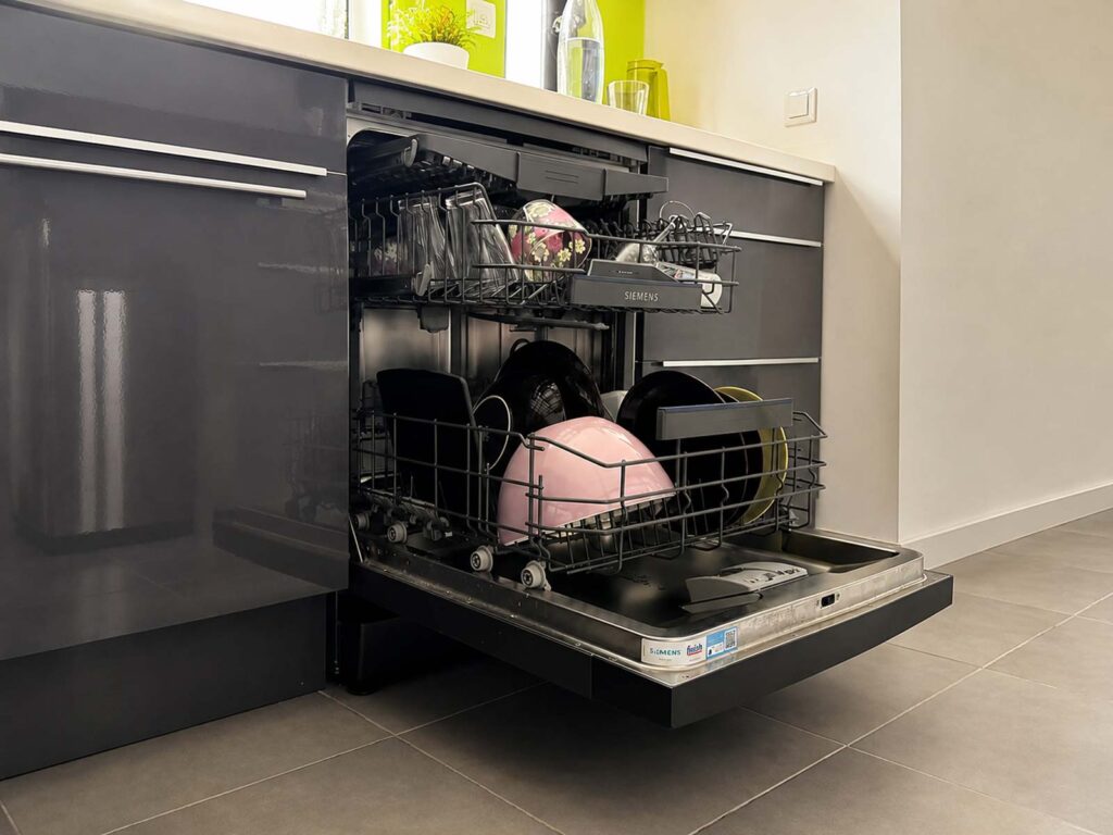 Lave-vaisselle ouvert avec trois niveaux de rangement