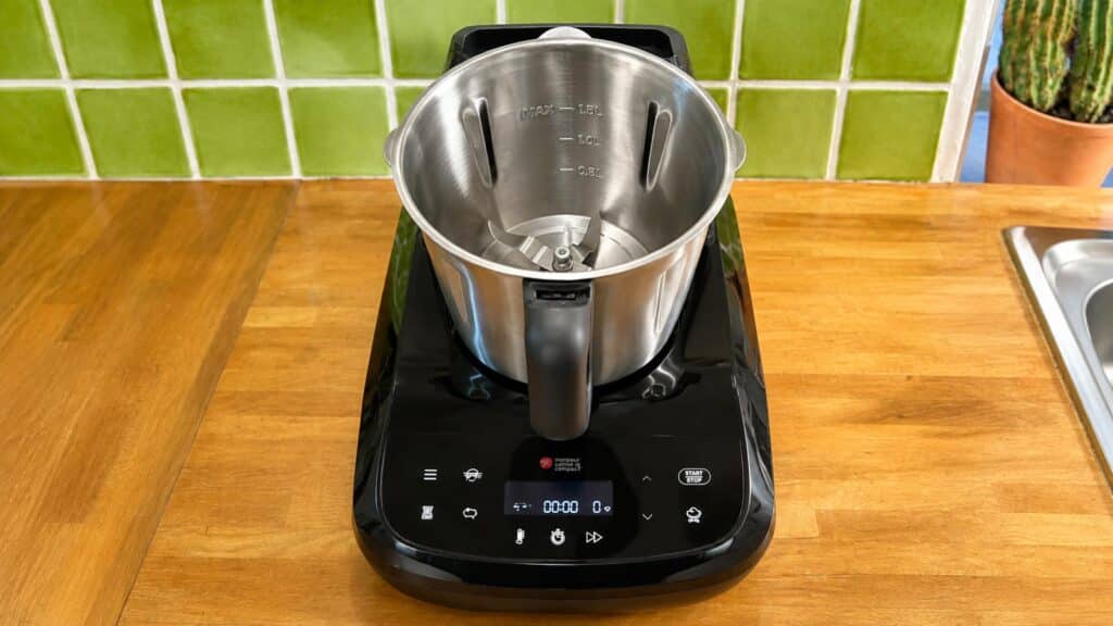 Vue plongeante sur le bol ouvert du Monsieur Cuisine Compact et sa lame