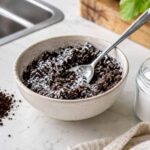 Marc de café mélangé à du bicarbonate de soude dans un bol