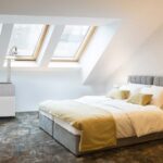 Midea PortaSplit installé dans une chambre sous combles avec passage par fenêtre de toit