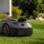 MOVA ViAX 500 en train de tondre une pelouse