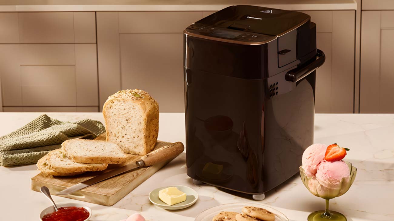 Panasonic SD-PMC100 dans une cuisine avec un pain et des glaces préparés.