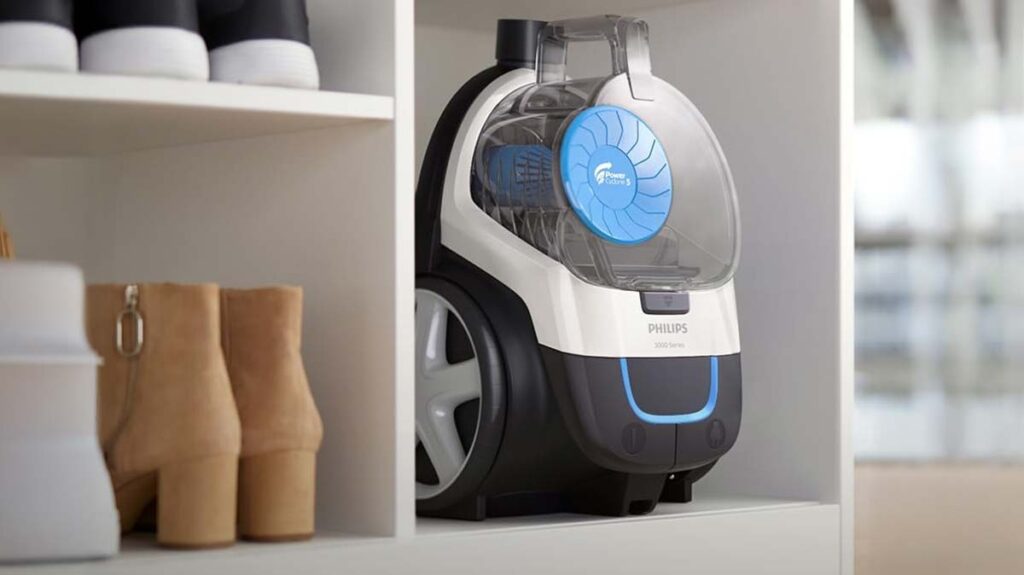 Aspirateur Philips PowerPro Compact rangé dans une armoire