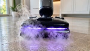 Roborock F25 Steam diffusant de la vapeur sur le sol