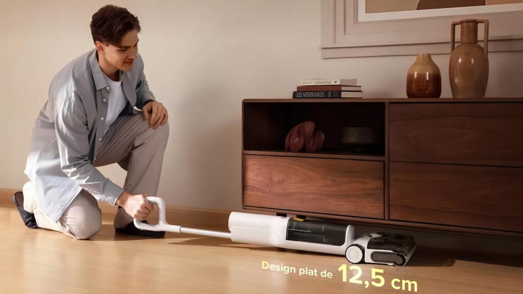 Le Roborock F25 RT Gen 2 incliné à 180° sous un meuble