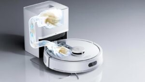 Roborock Q7 L5+ sur sa station de vidange automatique