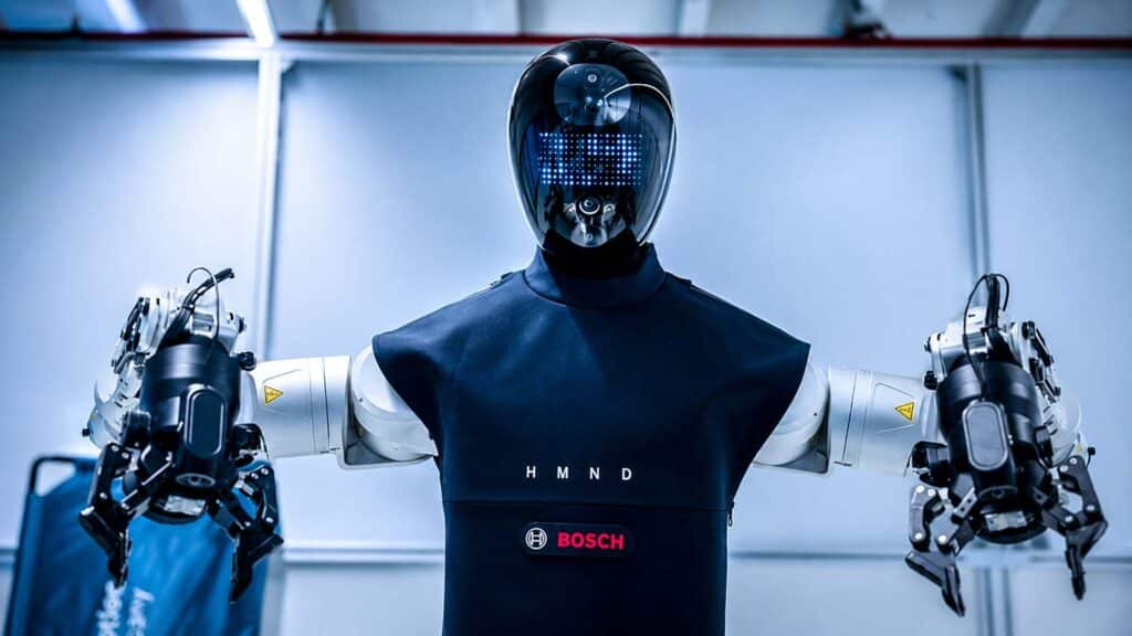 Robot humanoïde HMND de Humanoid avec le logo Bosch dans un environnement industriel