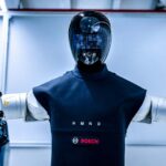 Robot humanoïde HMND de Humanoid avec le logo Bosch dans un environnement industriel