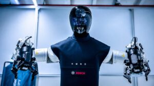 Robot humanoïde HMND de Humanoid avec le logo Bosch dans un environnement industriel