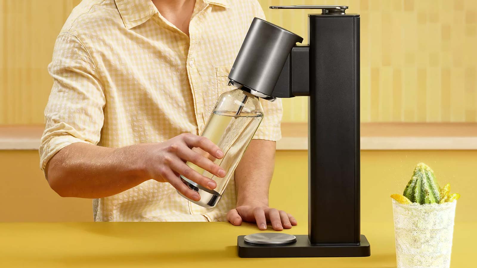 Insertion de la bouteille dans la SodaStream Fresh Plus