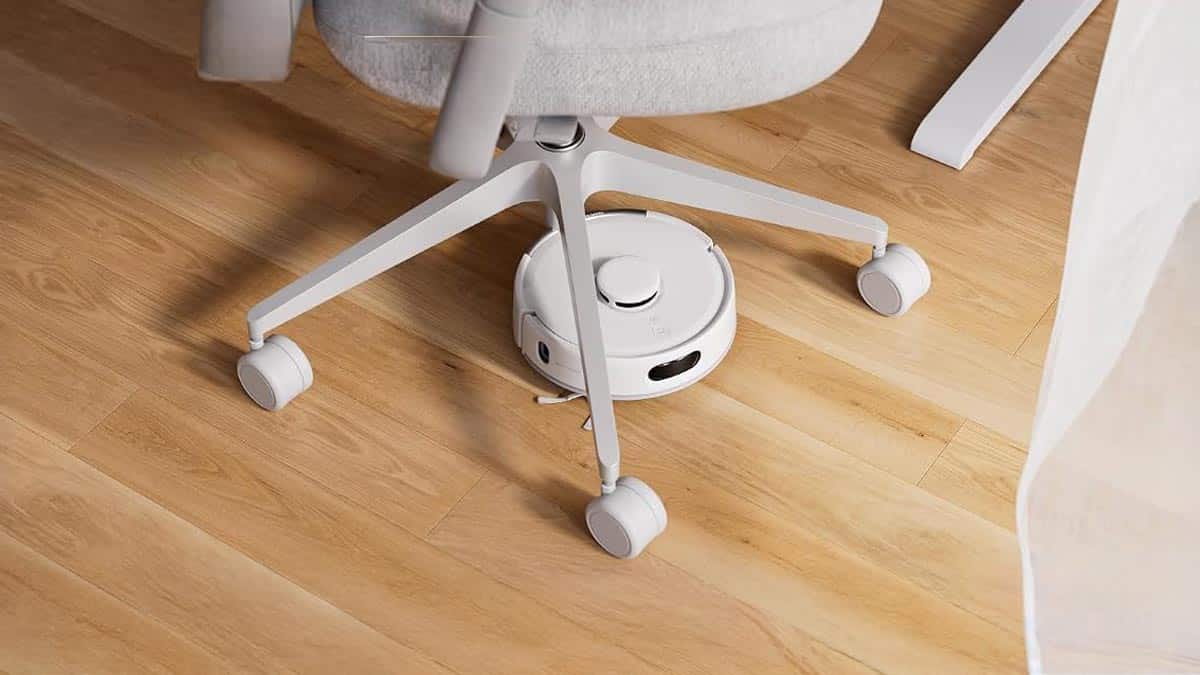 Le SwitchBot K11+ se faufile entre les pieds d’une chaise