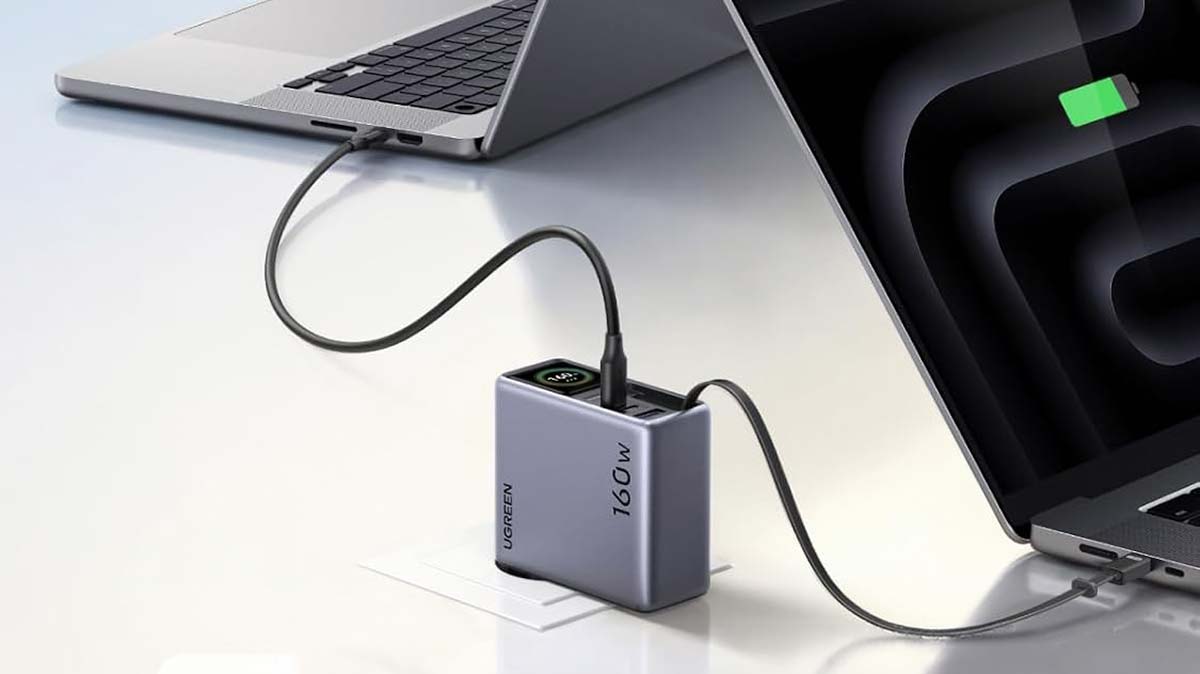UGREEN Nexode Pro rechargeant deux ordinateurs