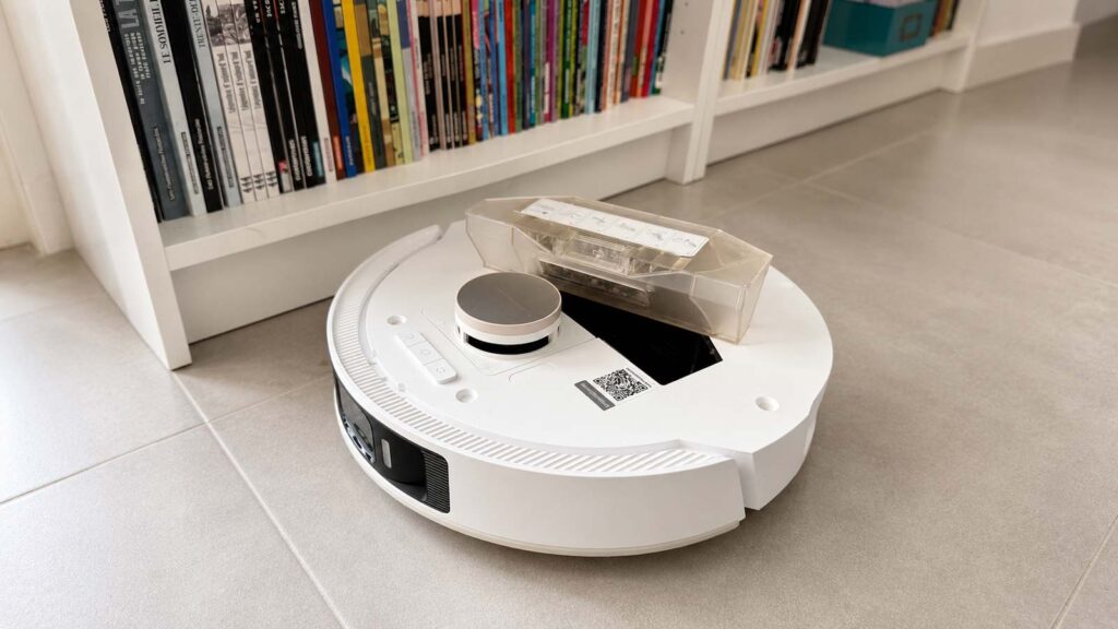 Bac à poussière retiré de l’aspirateur robot