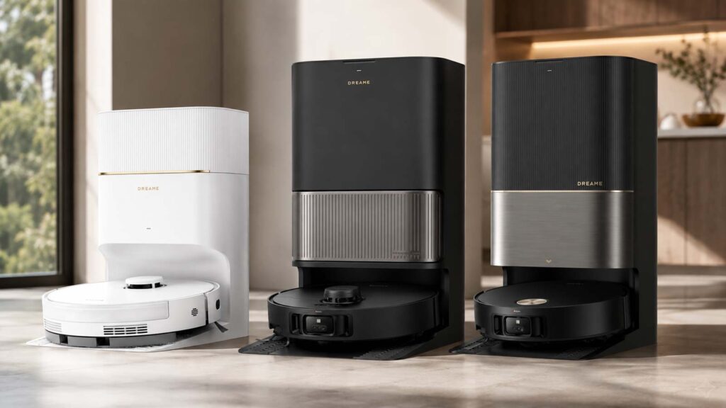 Trois robots aspirateurs Dreame avec leurs stations de vidage et de lavage