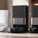 Trois robots aspirateurs Dreame avec leurs stations de vidage et de lavage