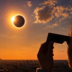 Éclipse solaire observée au-dessus de Paris avec des lunettes adaptées