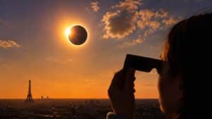 Éclipse solaire observée au-dessus de Paris avec des lunettes adaptées