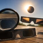 Vérification de lunettes d’éclipse avant d’observer le Soleil