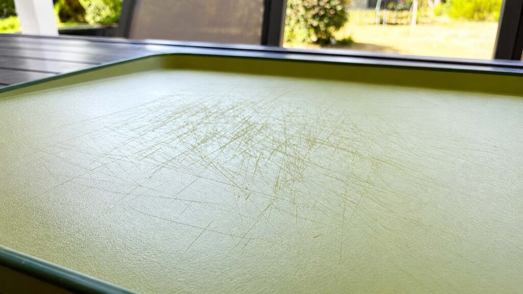 Micro-rayures sur une planche à découper en plastique