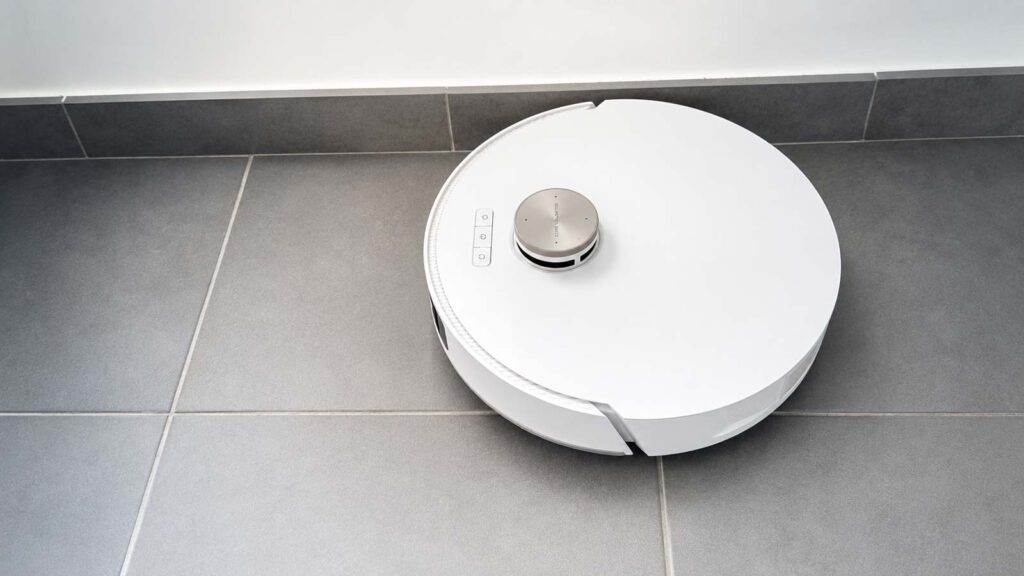 Aspirateur robot nettoyant le sol