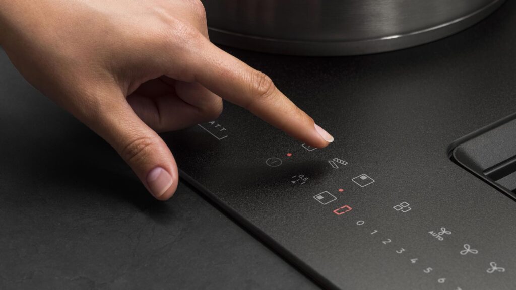 Commandes sensitives de la table AEG avec fonction OnePot Pasta
