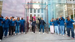John Ternus, le nouveau CEO d'Apple pour le lancement de l'iPhone 18 Pro dns l'Apple Store de New York © Apple