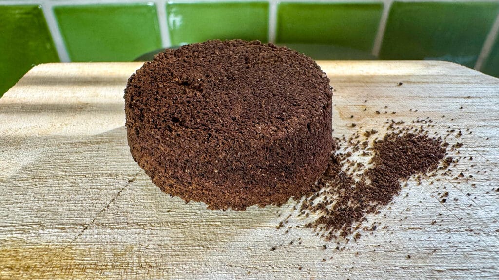 La galette de café après infusion et séchée de la Philips Baristina Latte © Labo Maison