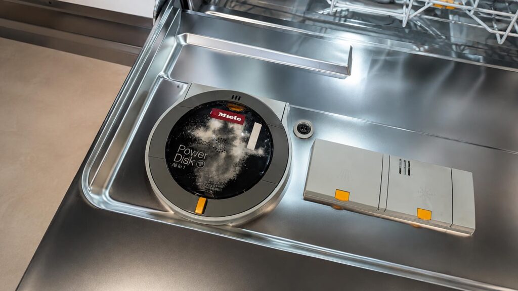 Intérieur de la porte du lave-vaisselle Miele avec PowerDisk AutoDos et caméra intégrée