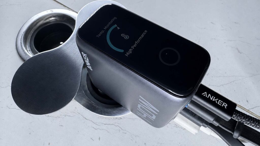 Écran du chargeur Anker Zolo 140 W affichant la puissance de charge et la température