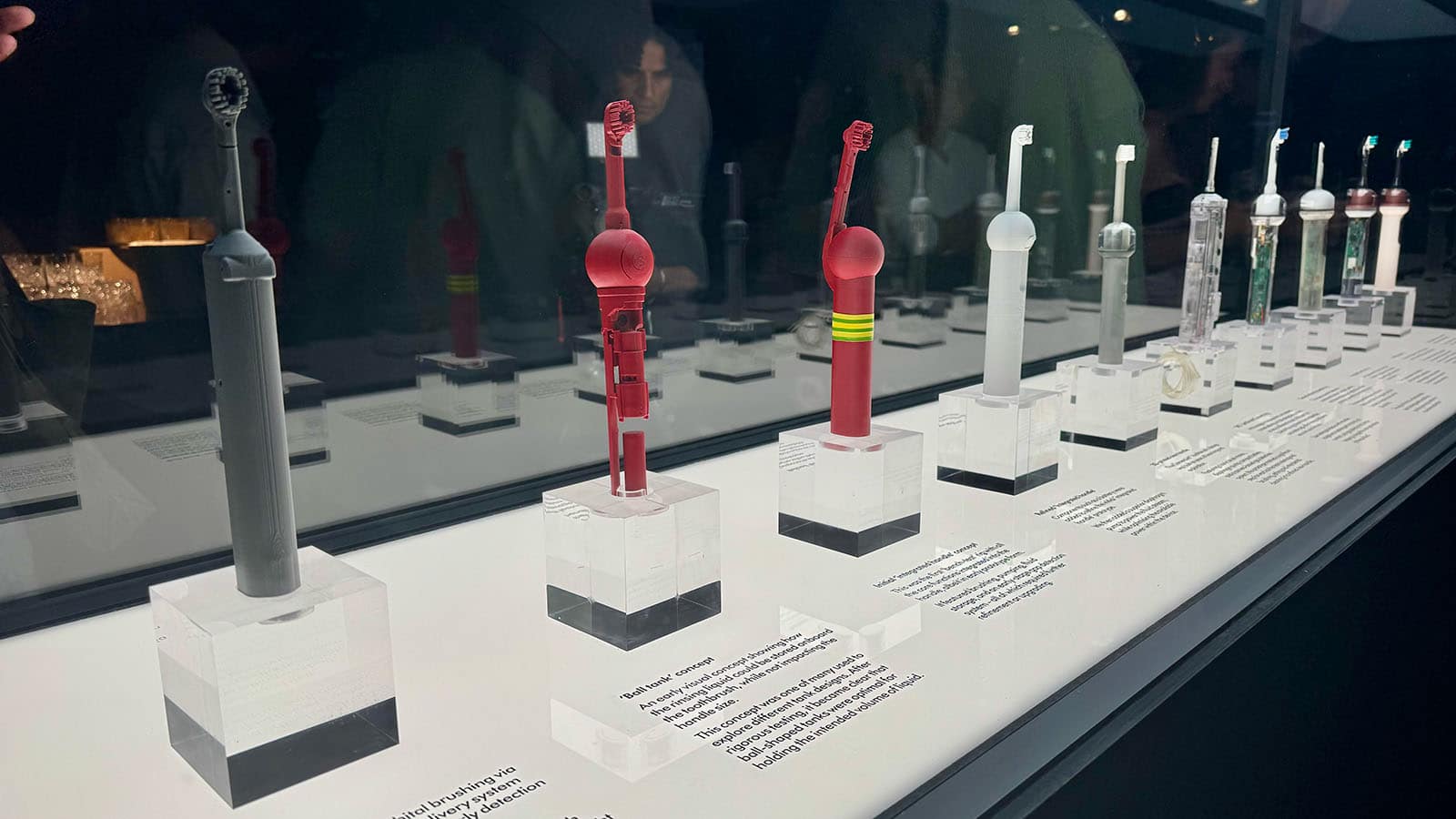 Les différents prototypes de la brosse à dents Dyson CameraJet  © Labo Maison