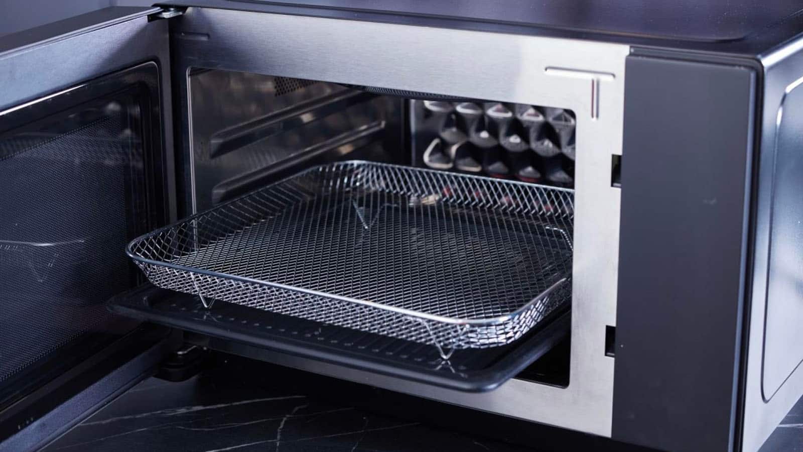 Four à micro-ondes et Airfryer Hisense H28S01