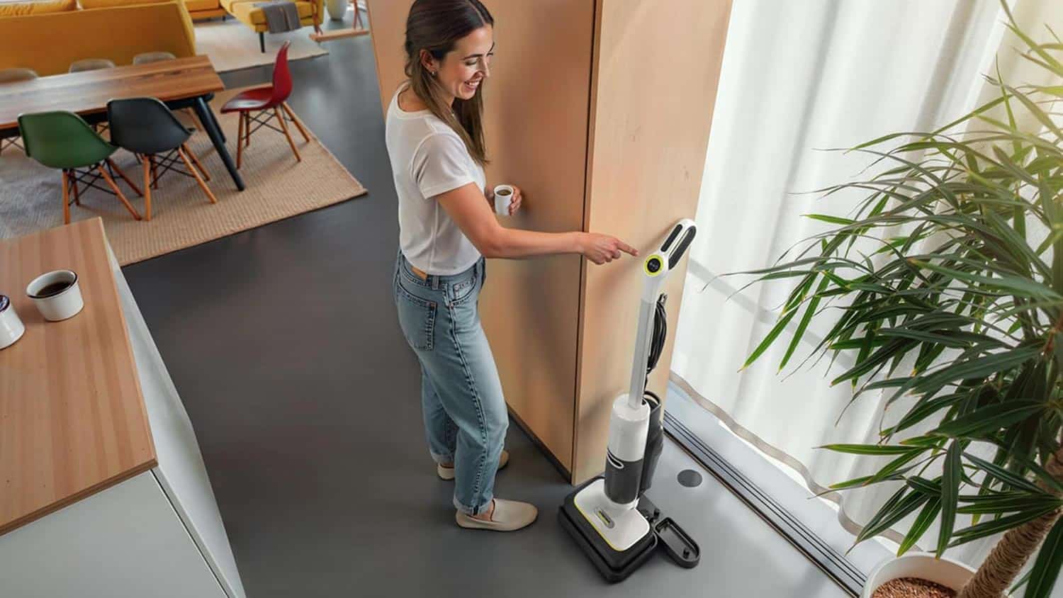 Kärcher SCV 4 Steam Vac sur sa station d’autonettoyage
