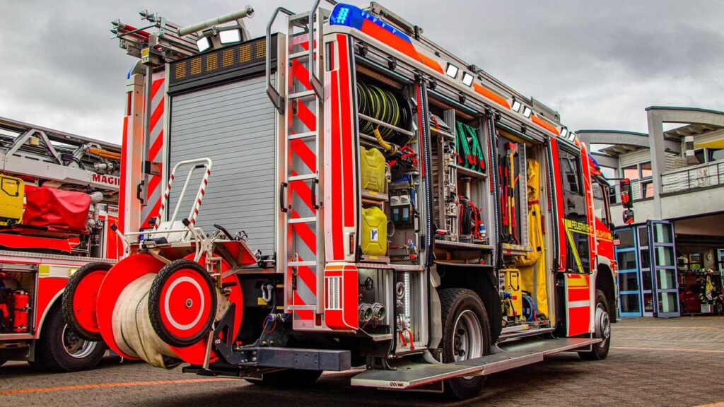 Pompiers luttant contre un feu de forêt dans une zone boisée