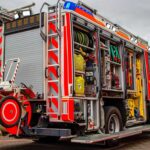Pompiers luttant contre un feu de forêt dans une zone boisée