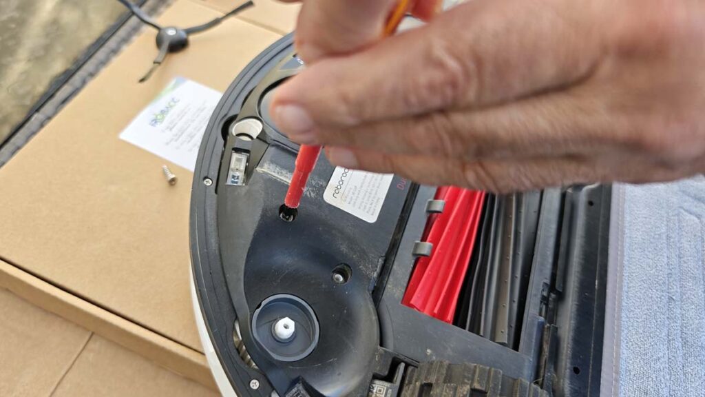 Dévissage du cache inférieur du Roborock S8 Pro Ultra pour accéder à la batterie