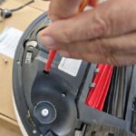 Dévissage du cache inférieur du Roborock S8 Pro Ultra pour accéder à la batterie
