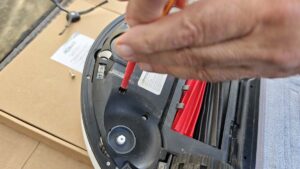 Dévissage du cache inférieur du Roborock S8 Pro Ultra pour accéder à la batterie